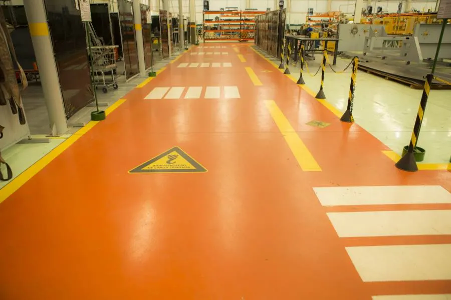 Piso industrial com pintura de demarcação